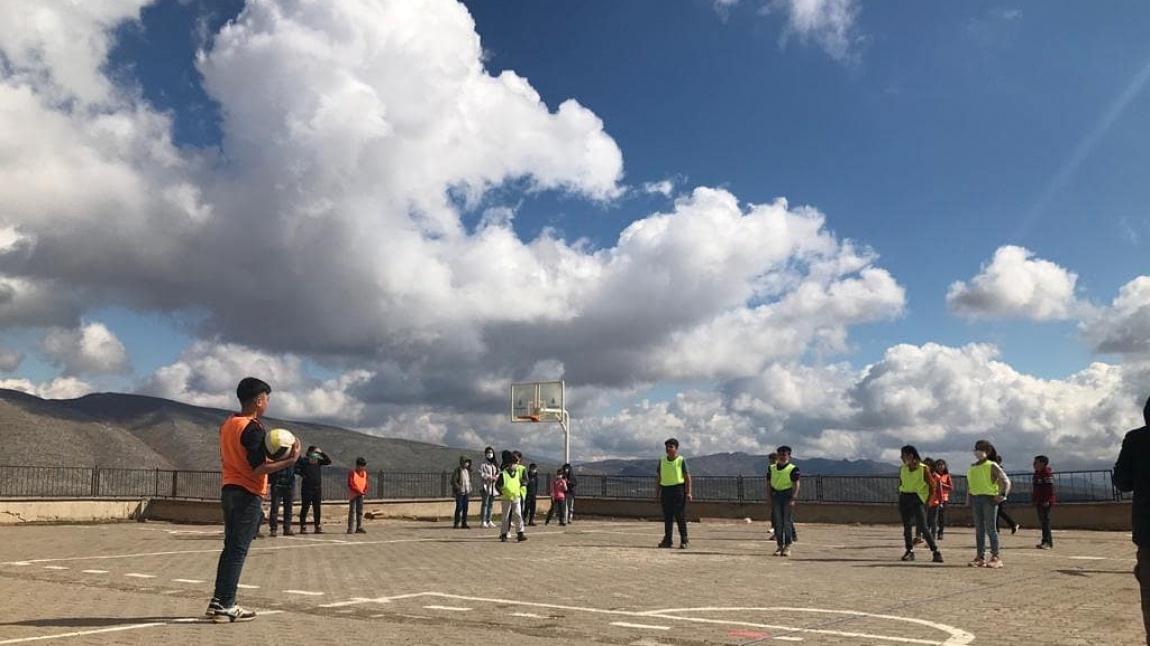 Şehit Abdülselam Dikici Ortaokulu 2. Kaleli Yakar Top Turnuvası